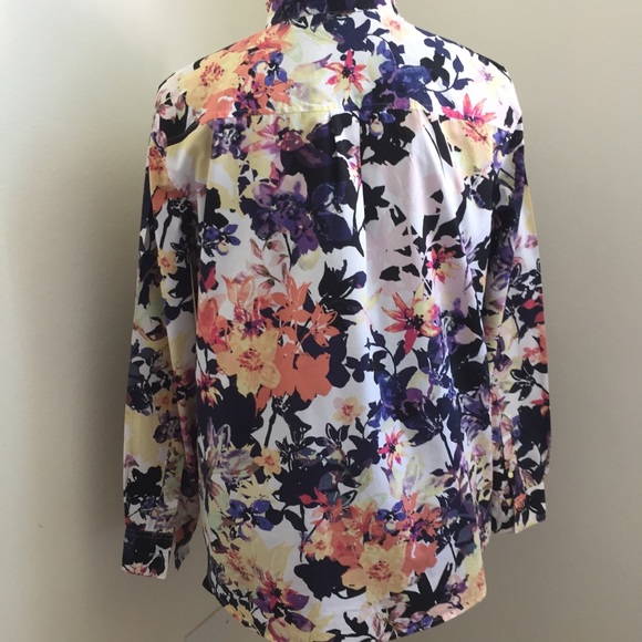 Floral button down blouse - Picture 5 of 8